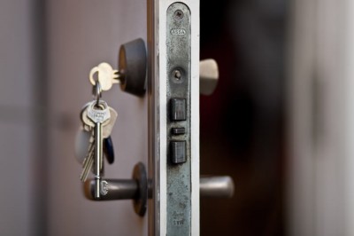 Cerrajero de Sevilla 24 horas - Llaves puestas por dentro de la puerta?