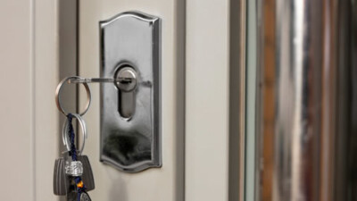 Instalación de cerraduras de alta seguridad en una puerta