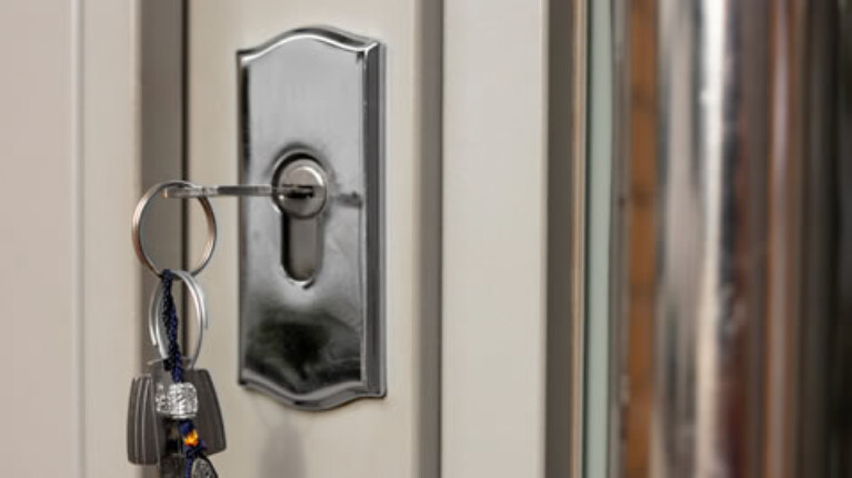 Instalación de cerraduras de alta seguridad en una puerta